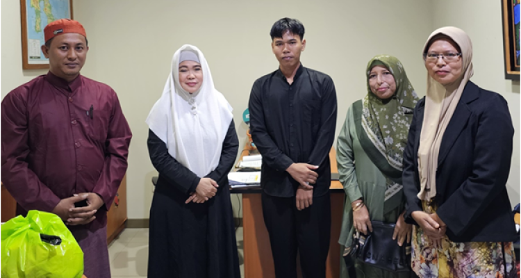 Didampingi Keluarga Irgi sang Penerima Beasiswa dari Wakil Ketua I DPRD Kabupaten Banggai, Wardani Murad