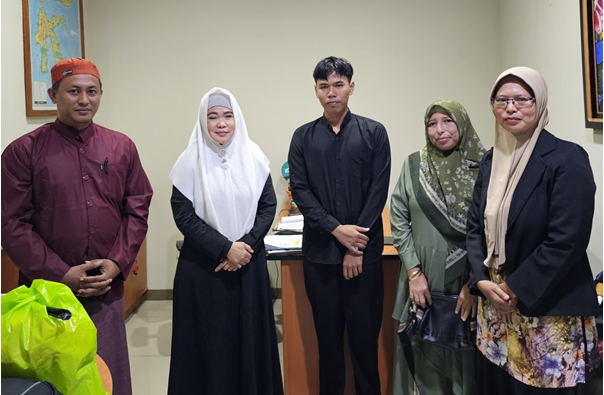 Didampingi Keluarga Irgi sang Penerima Beasiswa dari Wakil Ketua I DPRD Kabupaten Banggai, Wardani Murad