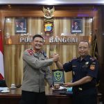 Tukar Cinderamata Kapolres Banggai dan Bea Cukai Luwuk