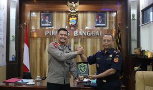 Tukar Cinderamata Kapolres Banggai dan Bea Cukai Luwuk