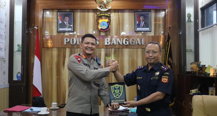 Tukar Cinderamata Kapolres Banggai dan Bea Cukai Luwuk