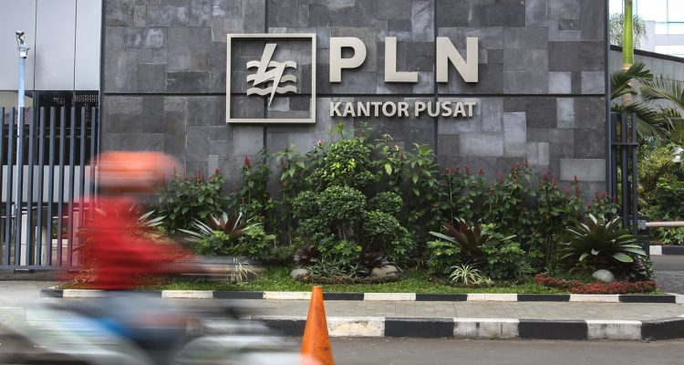 Tampak salah satu muka Kantor PLN Pusat yang berada di daerah Kebayoran Baru, Jakarta.