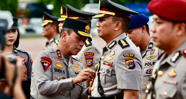 Kepala Kepolisian Daerah Sulawesi Tengah, Irjen Pol Dr. Endi Sutendi, S.I.K., S.H., M.H., memimpin langsung upacara serah terima jabatan