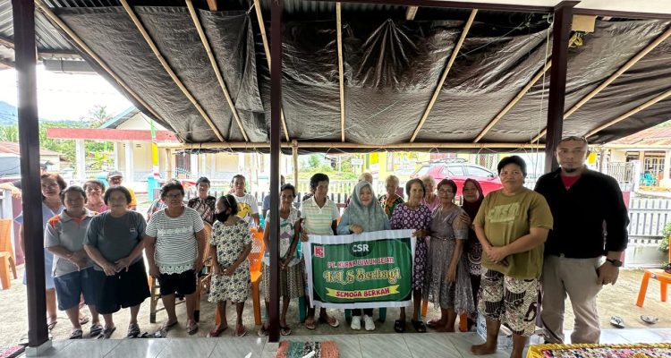 CEO PT. KLS Berbagi Sembako kepada Warga Bunta Kabupaten Banggai