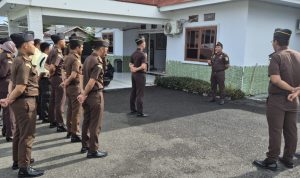 Kepala Cabang Kejaksaan Negeri di Pagimana, David Andrianto SH MH saat memimpin Apel Pagi Awal Tahun 2026