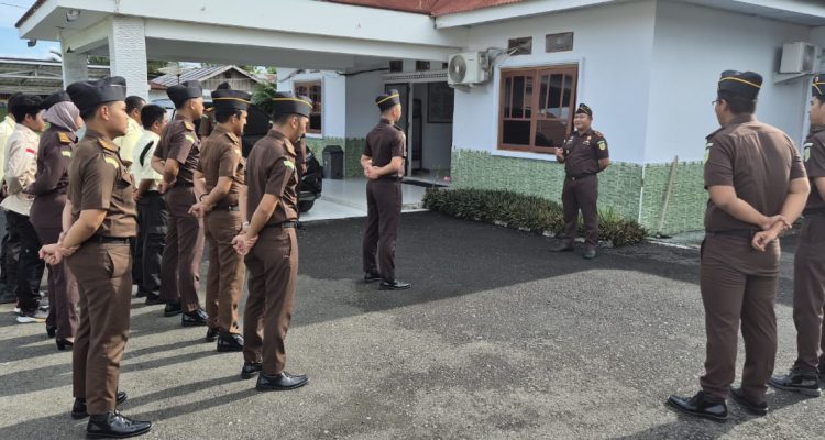 Kepala Cabang Kejaksaan Negeri di Pagimana, David Andrianto SH MH saat memimpin Apel Pagi Awal Tahun 2026