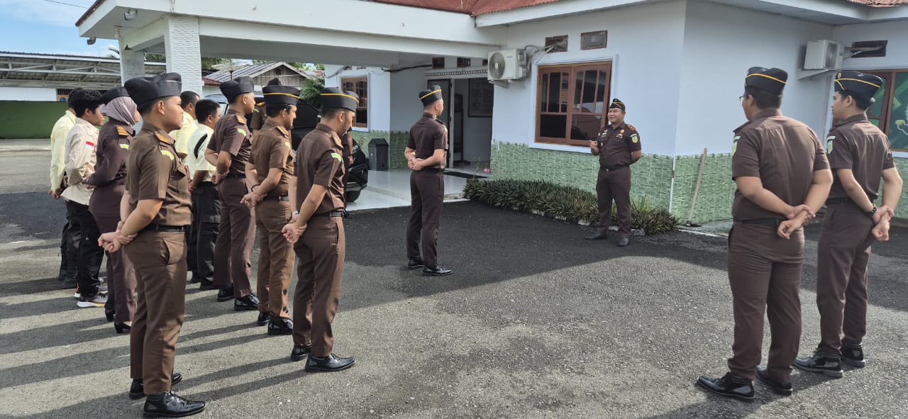 Kepala Cabang Kejaksaan Negeri di Pagimana, David Andrianto SH MH saat memimpin Apel Pagi Awal Tahun 2026