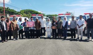 Direktur KLS didampingin Komisaris KLS Wardani Murad saat menyerahkan secara simbolis Mobil Ambulance kepada Masyarakat