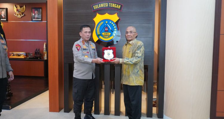 Kapolda Sulteng, Irjen Pol Endi Sutendi saat menerima Ketua PWI sulteng Tri Putra Toana