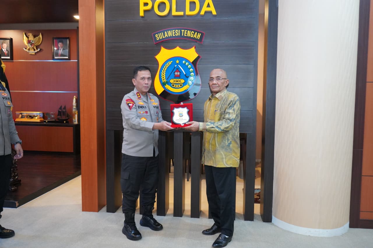 Kapolda Sulteng, Irjen Pol Endi Sutendi saat menerima Ketua PWI sulteng Tri Putra Toana