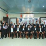 Foto bersama Ketua Umum DePA-RI Dr. TM Luthfi Yazid, SH., LL.M (empat, kanan depan) dengan para advokat baru usai pelantikan mereka di Lombok NTB pada 20 Januari 2026 (Foto: Dok. DPP DePA-RI)