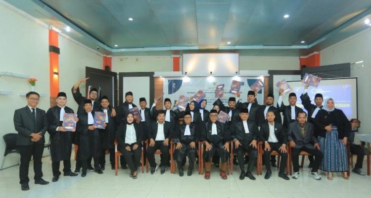 Foto bersama Ketua Umum DePA-RI Dr. TM Luthfi Yazid, SH., LL.M (empat, kanan depan) dengan para advokat baru usai pelantikan mereka di Lombok NTB pada 20 Januari 2026 (Foto: Dok. DPP DePA-RI)