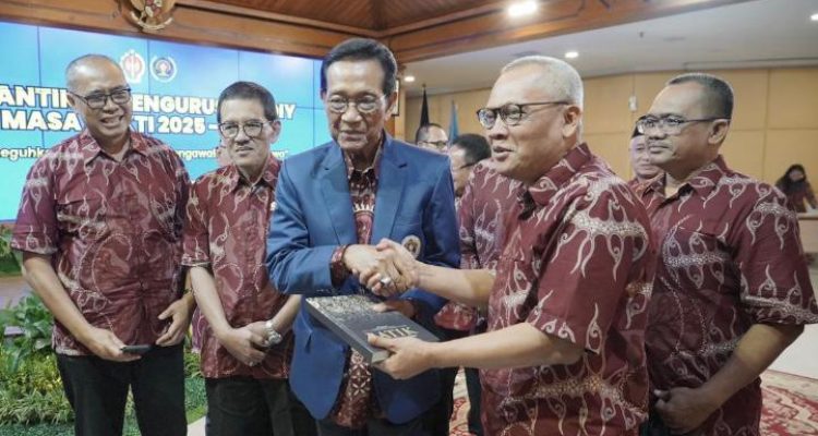Ketua Umum DePA-RI yang juga anggota Dewan Pakar PWI DIY, Dr. TM Luthfi Yazid (paling kiri) mendampingi Sri Sultan Hamengkubuwono X (tengah) dan Ketua PWI DIY, Drs. Hudono, SH (paling kanan) usai acara pelatikan pengurus PWI DIY di Komplek Kepatihan, Pusat Pemerintahan DIY, Kamis 22 Januari 2026 (Foto: Dok. DePA-RI)