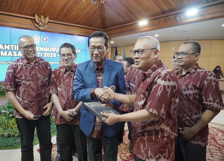 Ketua Umum DePA-RI yang juga anggota Dewan Pakar PWI DIY, Dr. TM Luthfi Yazid (paling kiri) mendampingi Sri Sultan Hamengkubuwono X (tengah) dan Ketua PWI DIY, Drs. Hudono, SH (paling kanan) usai acara pelatikan pengurus PWI DIY di Komplek Kepatihan, Pusat Pemerintahan DIY, Kamis 22 Januari 2026 (Foto: Dok. DePA-RI)