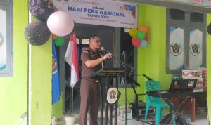 Kepala Kejaksaan Negeri Banggai, Akbar SH MH saat memberikan kesan dan Pesan pada puncar Hari Pers Nasional 2026 di Sekretariat PWI Banggai