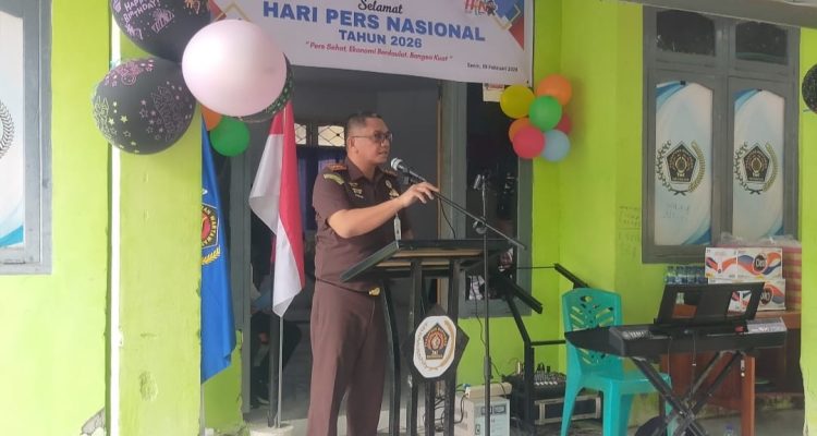 Kepala Kejaksaan Negeri Banggai, Akbar SH MH saat memberikan kesan dan Pesan pada puncar Hari Pers Nasional 2026 di Sekretariat PWI Banggai