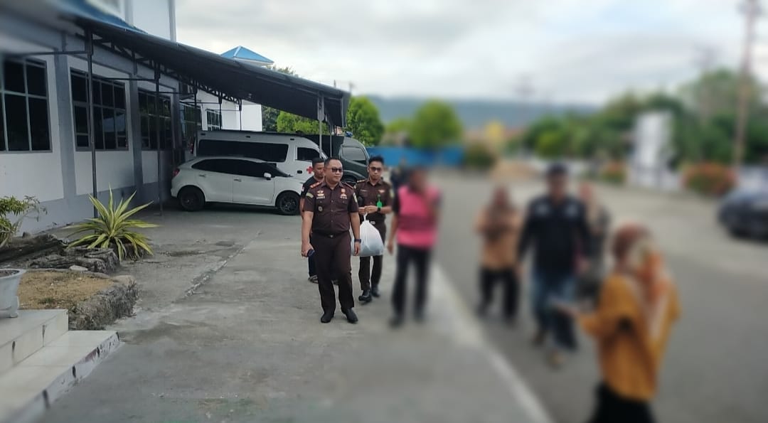 Kejari Pagimana langsung melakukan penahanan terhadap tersangka SA selama 20 hari. Penahanan dilakukan di Lembaga Pemasyarakatan (Lapas) Kelas II B Luwuk