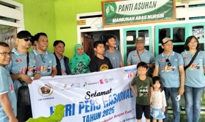 Pengurus PWI Kabupaten menyerahkan bantuan Sembako kepada Salah satu Panti Asuhan yang ada di Luwuk