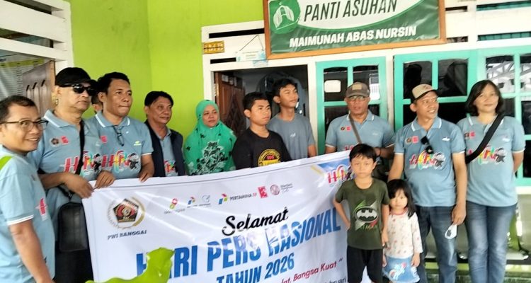 Pengurus PWI Kabupaten menyerahkan bantuan Sembako kepada Salah satu Panti Asuhan yang ada di Luwuk