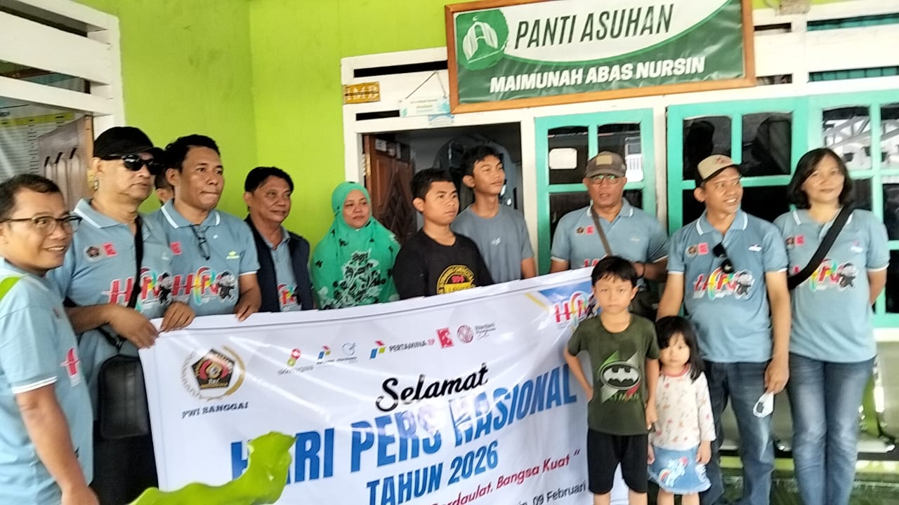 Pengurus PWI Kabupaten menyerahkan bantuan Sembako kepada Salah satu Panti Asuhan yang ada di Luwuk