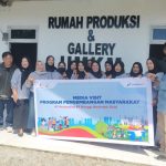 Para Kelompok UMKM "Noto Snack" bersama PWI dan Pertamina EP Donggi Matindok