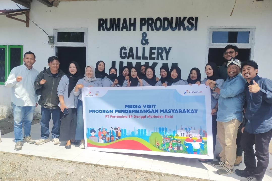 Para Kelompok UMKM "Noto Snack" bersama PWI dan Pertamina EP Donggi Matindok