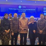 Hakim MK Asrul Sani (tengah) berfoto dengan beberapa tokoh nasional lainnya usai Pelantikan Pengurus IABA periode 2025-2029 di Jakarta baru-baru ini (Foto: Istimewa).