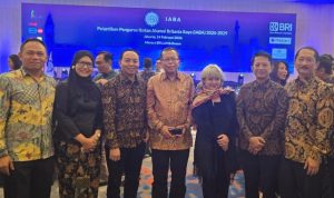 Hakim MK Asrul Sani (tengah) berfoto dengan beberapa tokoh nasional lainnya usai Pelantikan Pengurus IABA periode 2025-2029 di Jakarta baru-baru ini (Foto: Istimewa).