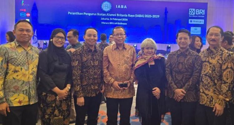 Hakim MK Asrul Sani (tengah) berfoto dengan beberapa tokoh nasional lainnya usai Pelantikan Pengurus IABA periode 2025-2029 di Jakarta baru-baru ini (Foto: Istimewa).