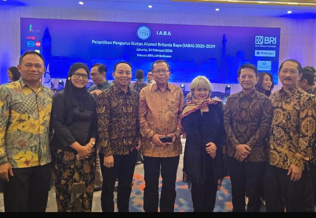 Hakim MK Asrul Sani (tengah) berfoto dengan beberapa tokoh nasional lainnya usai Pelantikan Pengurus IABA periode 2025-2029 di Jakarta baru-baru ini (Foto: Istimewa).