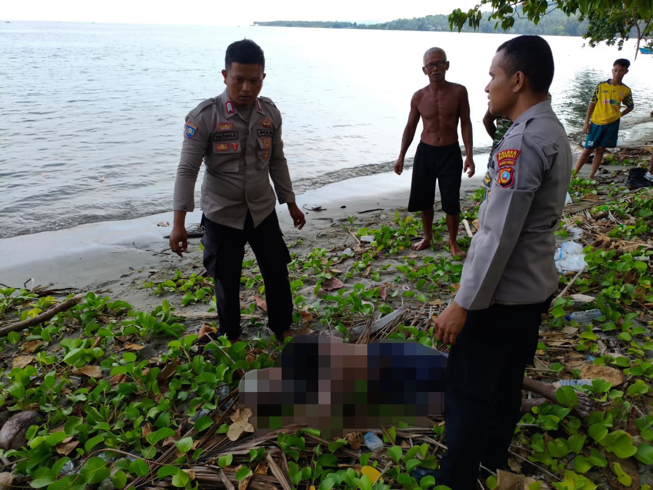 Gerak Cepat Polsek Kintom Evakuasi Mayat Mengapung di Pantai Dimpalon Baru