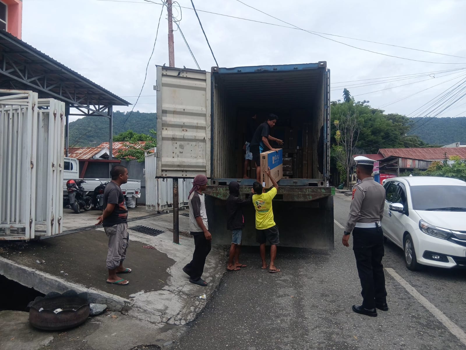 Satlantas Polres Banggai Tegur Kegiatan Bongkar Muat Kontainer di Bahu Jalan