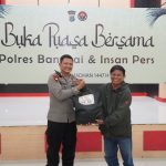 Kapolres Banggai, AKBP Wayan Wayracana saat memberikan bingkisan yang diwakili oleh Ketua PWI Kabupaten Banggai Abdul Saleh