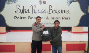 Kapolres Banggai, AKBP Wayan Wayracana saat memberikan bingkisan yang diwakili oleh Ketua PWI Kabupaten Banggai Abdul Saleh