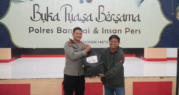 Kapolres Banggai, AKBP Wayan Wayracana saat memberikan bingkisan yang diwakili oleh Ketua PWI Kabupaten Banggai Abdul Saleh