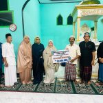 Hj. Sulianti Murad SH MM saat memberikan bantuan Mesjid di Kecamatan Moilong Kabupaten Banggai