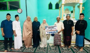 Hj. Sulianti Murad SH MM saat memberikan bantuan Mesjid di Kecamatan Moilong Kabupaten Banggai