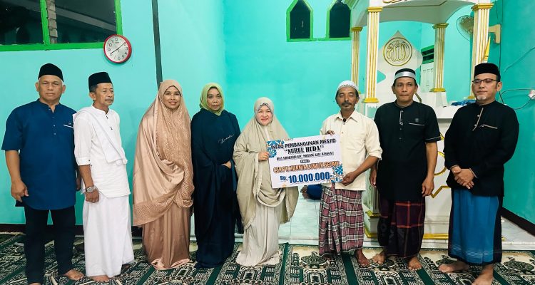 Hj. Sulianti Murad SH MM saat memberikan bantuan Mesjid di Kecamatan Moilong Kabupaten Banggai