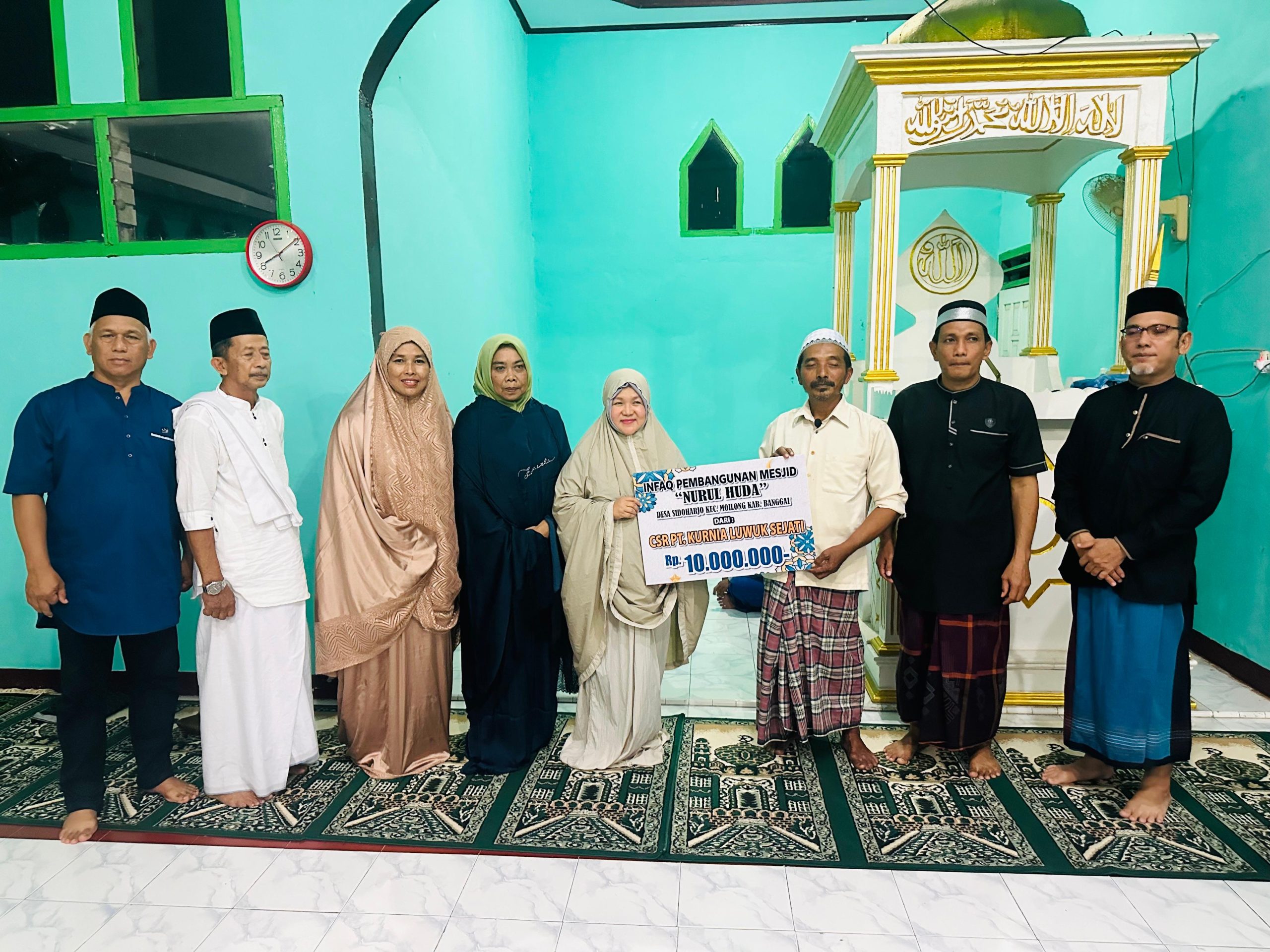 Hj. Sulianti Murad SH MM saat memberikan bantuan Mesjid di Kecamatan Moilong Kabupaten Banggai