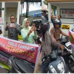 Ketua Pengadilan Negeri Luwuk, Suhendra bersama Ibu saat membagikan Takjil Ramadhan 1447 H