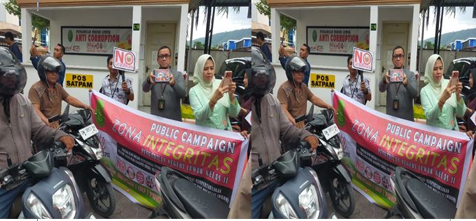 Ketua Pengadilan Negeri Luwuk, Suhendra bersama Ibu saat membagikan Takjil Ramadhan 1447 H