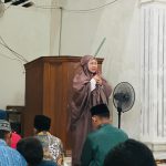 Ibu HJ. Sulianti Murad, SH MM saat memberikan Tausiah Safari Ramadhan di Toili