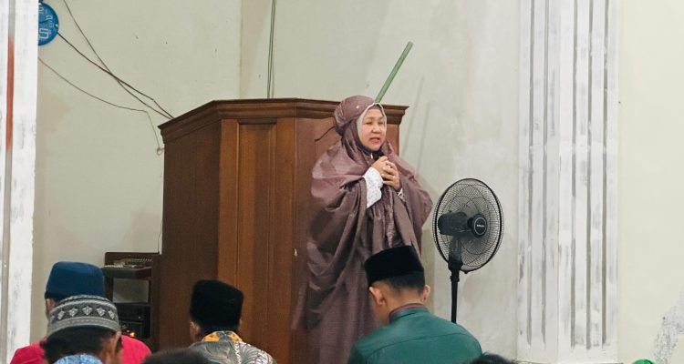 Ibu HJ. Sulianti Murad, SH MM saat memberikan Tausiah Safari Ramadhan di Toili