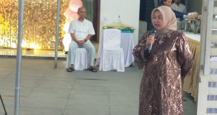 Hj.Sulianti Murad Saat memberikan Sambutan pada gelar buka puasa bersama di kediaman Jl.Dahlia