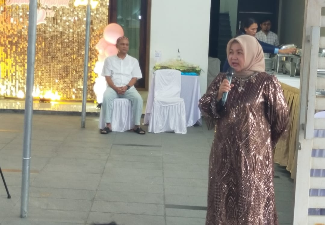 Hj.Sulianti Murad Saat memberikan Sambutan pada gelar buka puasa bersama di kediaman Jl.Dahlia
