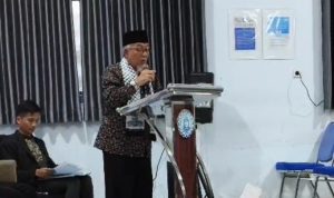 Imaam Yakhsyallah Mansur saat membacakan penyataan sikap Jamaah Muslimin (Hizbullah) pada Seminar bertema "Kesiapan Umat dalam Menghadapi Dinamika Konflik Global" yang digelar di STAI Al-Fatah Cileungsi Bogor, Sabtu 7 Maret 2026 (Foto: Dok. STAI Al-Fatah)