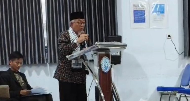 Imaam Yakhsyallah Mansur saat membacakan penyataan sikap Jamaah Muslimin (Hizbullah) pada Seminar bertema "Kesiapan Umat dalam Menghadapi Dinamika Konflik Global" yang digelar di STAI Al-Fatah Cileungsi Bogor, Sabtu 7 Maret 2026 (Foto: Dok. STAI Al-Fatah)