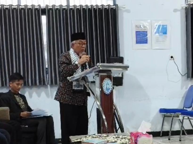 Imaam Yakhsyallah Mansur saat membacakan penyataan sikap Jamaah Muslimin (Hizbullah) pada Seminar bertema "Kesiapan Umat dalam Menghadapi Dinamika Konflik Global" yang digelar di STAI Al-Fatah Cileungsi Bogor, Sabtu 7 Maret 2026 (Foto: Dok. STAI Al-Fatah)