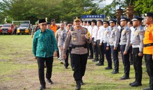 Kapolres Banggai, AKBP Wayan Wayracana bersama Wakil Bupati Banggai Inspeksi Pasukan