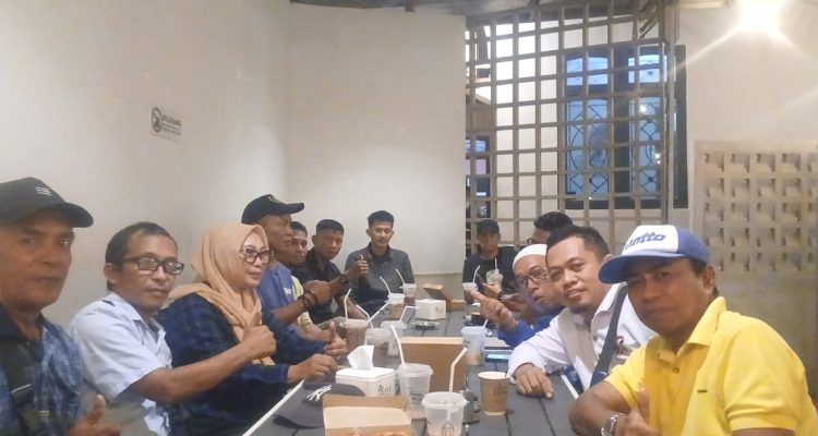 Para Awak Media bersama Perwakilan PT. Viktori Jalin Silaturahmi di Cafe Cabin Keraton Luwuk